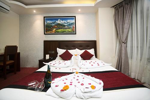 Una habitación de hotel con dos camas con toallas. en Hotel De Universal, en Katmandú