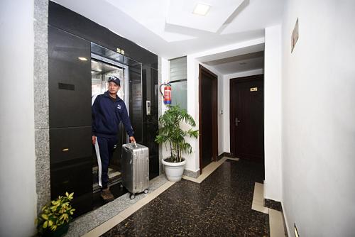 Členové personálu v ubytování Hotel De Universal