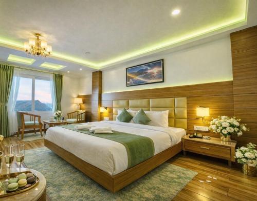 Un dormitorio con una cama grande y una ventana grande. en Hotel Bella Vista Near Drc Parking, en Darjeeling