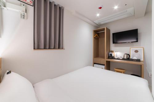 En eller flere senge i et værelse på Hi Stay EULJIRO