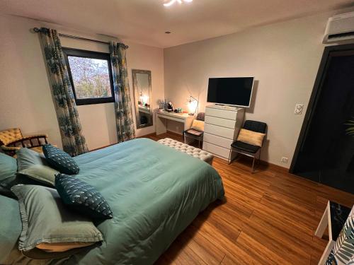 Μια τηλεόραση ή/και κέντρο ψυχαγωγίας στο Chambre CLAIRIERE