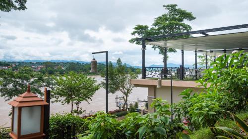 Ein Garten an der Unterkunft Chiangkhong Teak Garden Riverfront Onsen Hotel- SHA Extra Plus