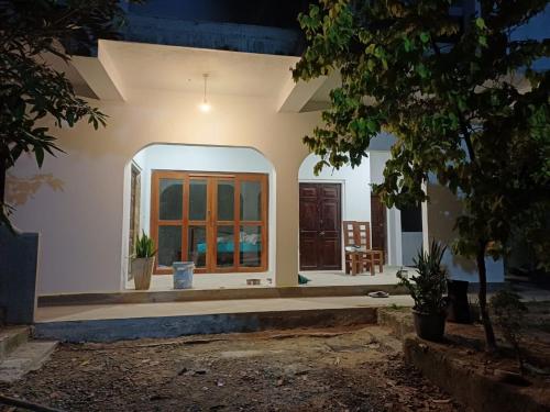 un porche delantero de una casa por la noche en villa Calm Haven, en Unawatuna
