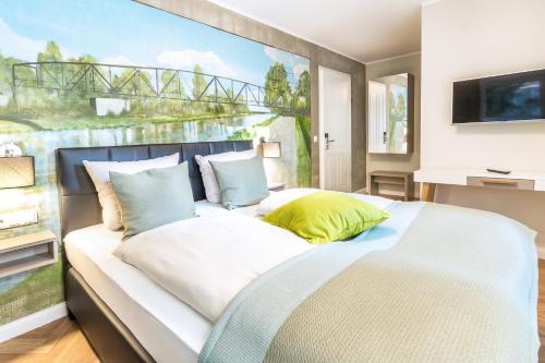 een slaapkamer met een bed met een schilderij aan de muur bij Burghotel Lingen in Lingen