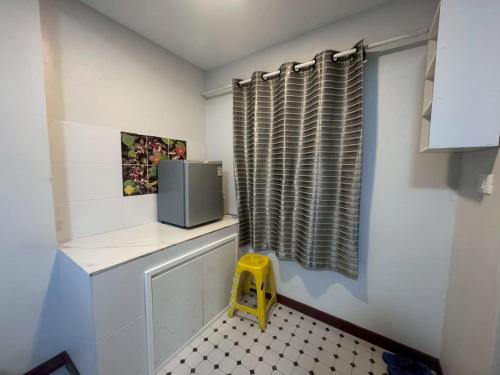 Nhà bếp/bếp nhỏ tại Bangna Suvarnabhumi Guest House