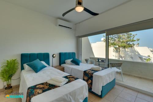 En eller flere senge i et værelse på Lordos Deluxe 2bd Duplex with pool and Seaview