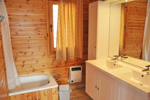 W łazience znajduje się umywalka i wanna. w obiekcie Les Rochettes Vénus 2 w La-Roche-en-Ardenne