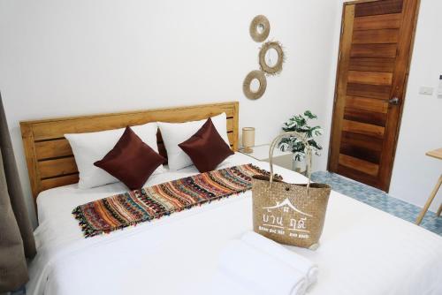 Ein Bett oder Betten in einem Zimmer der Unterkunft บ้านฤดี - Baanruedee Kohkood