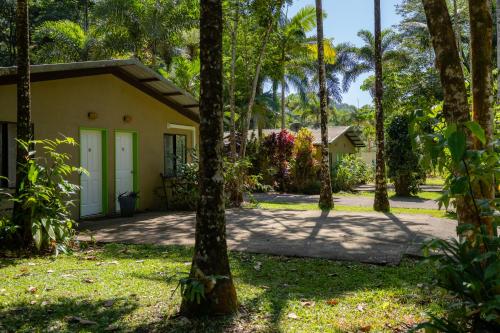 Daintree Siesta في Diwan: منزل وسط مجموعة اشجار