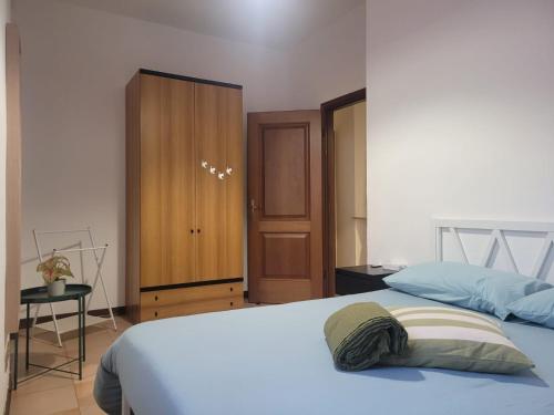 une chambre avec un lit et une armoire en bois dans l'établissement Da Sergio appartamento intero, à Belgioioso