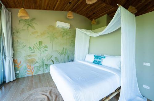 een slaapkamer met een wit bed met een hemelbed bij Villa Akwaba, Carbana Lodge, Koh Samui in Hua Thanon Beach