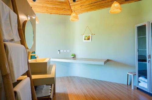 een badkamer met een wastafel en een spiegel bij Villa Akwaba, Carbana Lodge, Koh Samui in Hua Thanon Beach