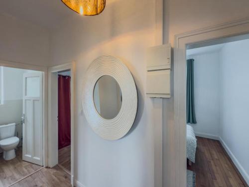 een badkamer met een spiegel aan de wand bij Loft Parking included in Metz