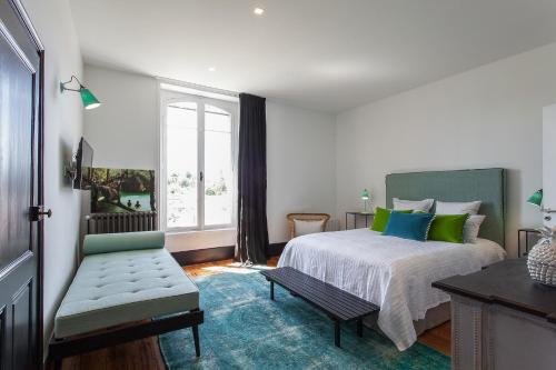 une chambre avec un lit et une fenêtre dans l'établissement Maison TANDEM, à Cluny