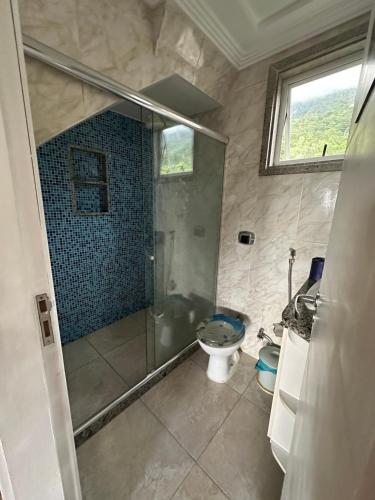 ein Badezimmer mit Dusche und Toilette in der Unterkunft Casa com Belas vistas - Muriqui in Mangaratiba