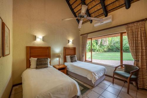 Postel nebo postele na pokoji v ubytování Kruger Park Lodge Unit No 440