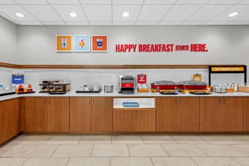 Eine Küche mit einem „Alles Gute zum Geburtstag“-Schild an der Wand in der Unterkunft Hampton Inn Mt. Vernon Oh in Academia