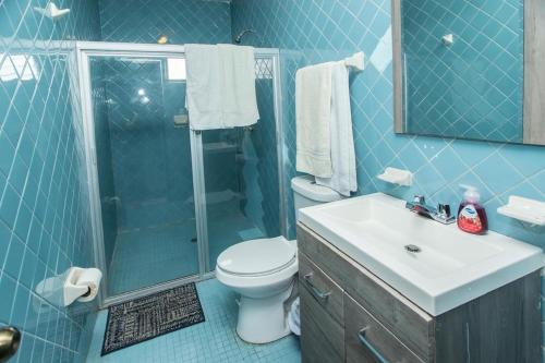 Ένα μπάνιο στο House 10 minutes from the American consulate WiFi 500 Mbps