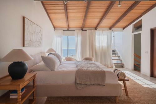 Giường trong phòng chung tại Malibu Villa with Beach Access and Ocean View