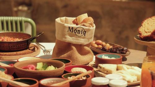 تاسكونَكلار في أوشيسار: طاولة عليها أوعية وأطباق طعام