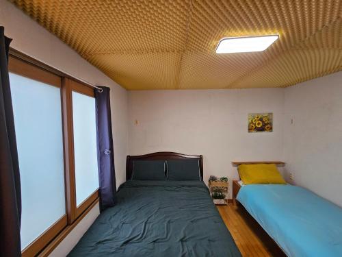 Postel nebo postele na pokoji v ubytování Tongyeong One Guesthouse