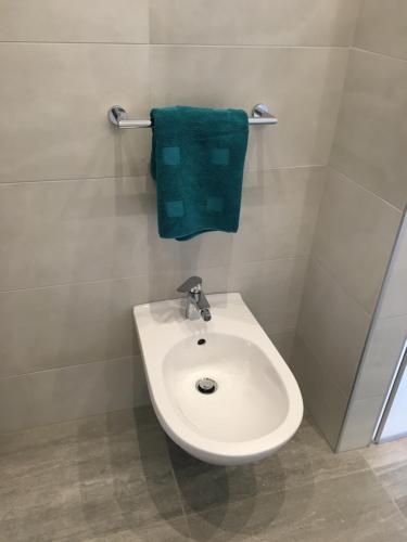 メラーノにあるFürstensteinのバスルーム(白いシンク、緑のタオル付)