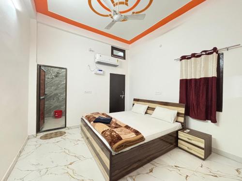 Postel nebo postele na pokoji v ubytování Omji Dwarika Bhawan - 2km from Ram Temple