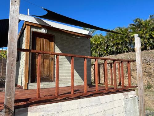 ブーライユにあるBourail take restの小さな家(木製のポーチ、デッキ付)