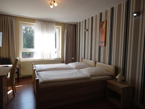 Säng eller sängar i ett rum på Hotel am Schloss