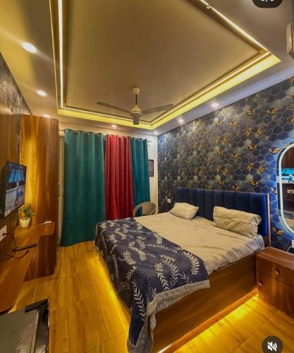 een slaapkamer met een bed en een tv erin bij Love passion in Greater Noida