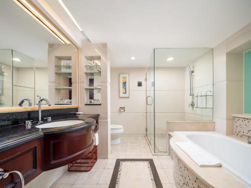 Ванная комната в Guangdong Hotel