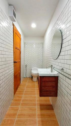 a bathroom with a sink and a toilet and a mirror at ห่มดาวฮิลล์ in Amphoe Chiang Khan