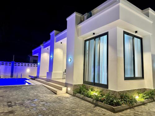 Hồ bơi trong/gần 1BDRM Apartment Mbezi Beach Africana