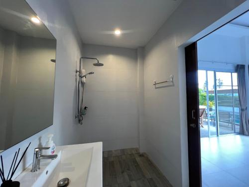 ein Badezimmer mit Waschbecken und Dusche mit Spiegel in der Unterkunft 2 Bed 2 Bath Private Pool Villa Near Beach in Nathon Bay