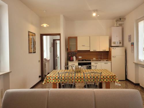 een keuken met een tafel en een keuken met een koelkast bij La casa di Sergiò in Belgioioso