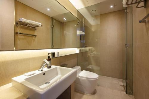 Ванная комната в Days Hotel by Wyndham Seoul Myeongdong