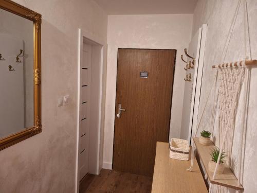 een hal met een deur en een tafel en een spiegel bij Apartment Kate - Old Town in Bratislava