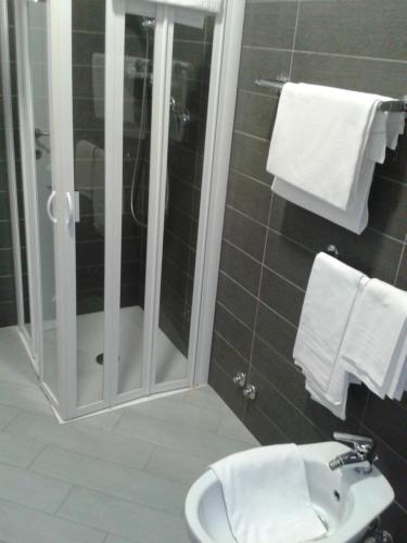 a bathroom with a shower and a sink at Agriturismo La Sapienza in Monestirolo