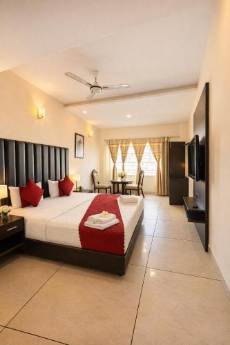 Postel nebo postele na pokoji v ubytování Hotel JB & Woodlark Zirakpur by Sidham Group of Hotels