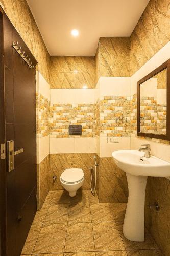 Koupelna v ubytování Hotel JB & Woodlark Zirakpur by Sidham Group of Hotels