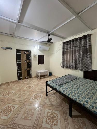 une pièce avec un lit et une table dedans dans l'établissement Dwarka holiday home, à Nagaon