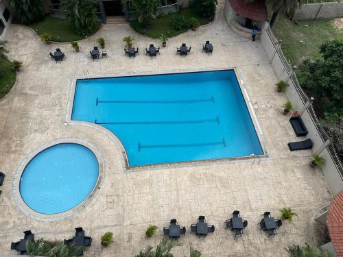 Swimmingpoolen hos eller tæt på Cosy and affordable 2 bed Apartment In Ikoyi