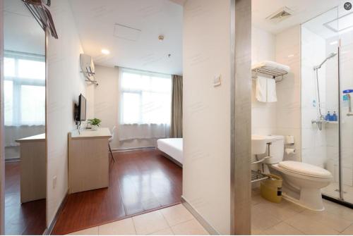 Ένα μπάνιο στο Hanting Hotel Shanghai Pudong Airport