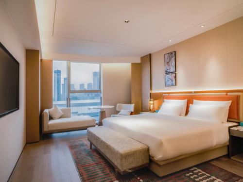 Postel nebo postele na pokoji v ubytování Xinuo Hotel Ningbo Jiangbei MixC Branch