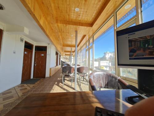 a room with a table with a computer on it at Narkanda Heights Rooms in Nārkanda