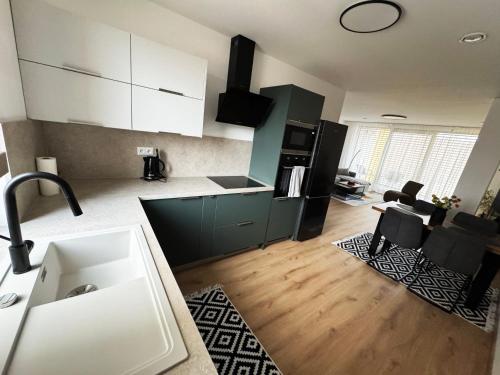 バルデヨフにあるAurum Apartmányのシンクとカウンタートップのあるキッチン