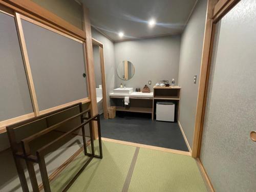 Postel nebo postele na pokoji v ubytování Kusatsu Onsen Kusatsu Hotel1913