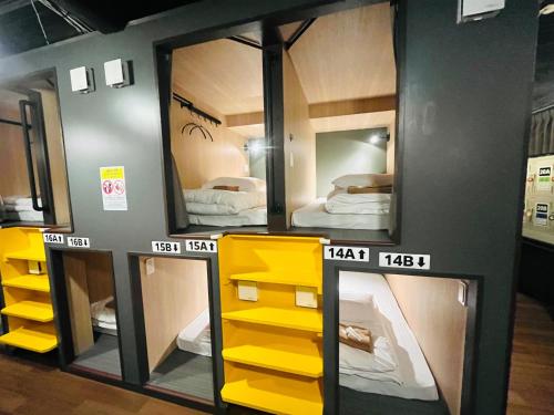 En eller flere køjesenge i et værelse på Shinbashi Kon Hotel