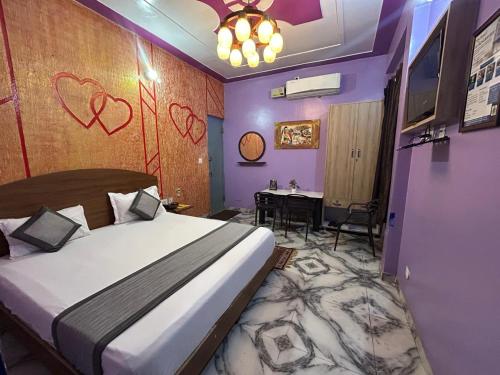 Un dormitorio con una cama y una mesa dentro. en mshotel Loharu, en Lohāru