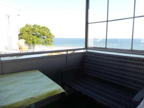 een kamer met een bank en uitzicht op de oceaan bij Ferienwohnung Sassnitz mit Meerblick in Sassnitz